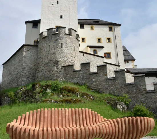 Burg Mauterndorf und Sitzbank