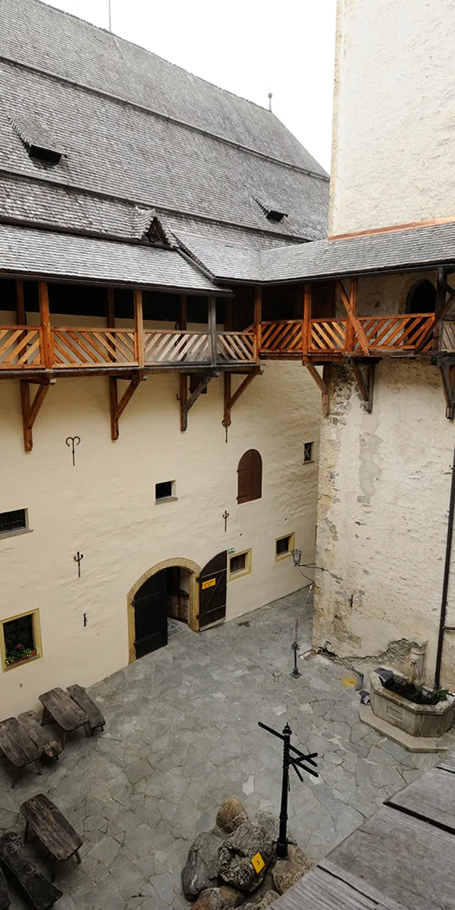 Burg_Mauterndorf_Innenhof.jpg