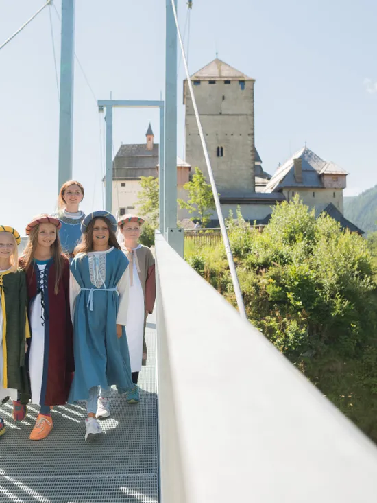 Burg Mauterndorf Zugbrücke mit Kinder