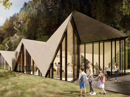 Modernes Besucherzentrum mit Zickzackdach in bewaldeter Berglandschaft
