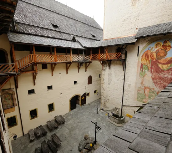Burg_Mauterndorf_Innenhof.jpg