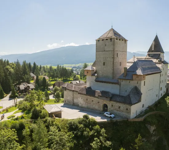 Burg Mauterndorf Aussenansicht Sommer